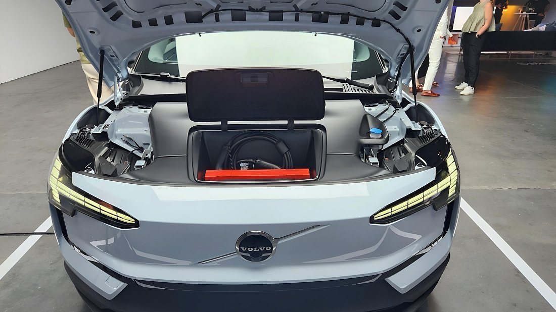Volvo EX30 Single Motor (2023-…) frunk, front trunk, under hood, storage, cargo, capacity, bonus space