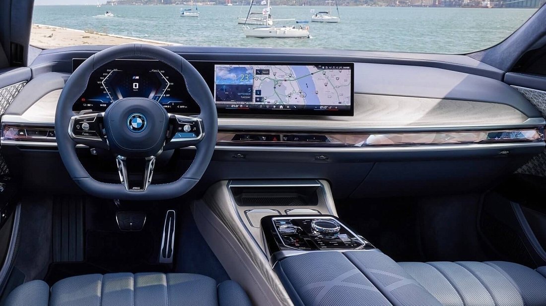 BMW i7 M70 xDrive (2023-…) interior photo, front seat, driver seat, dashboard, steering wheel, infotainment, cockpit