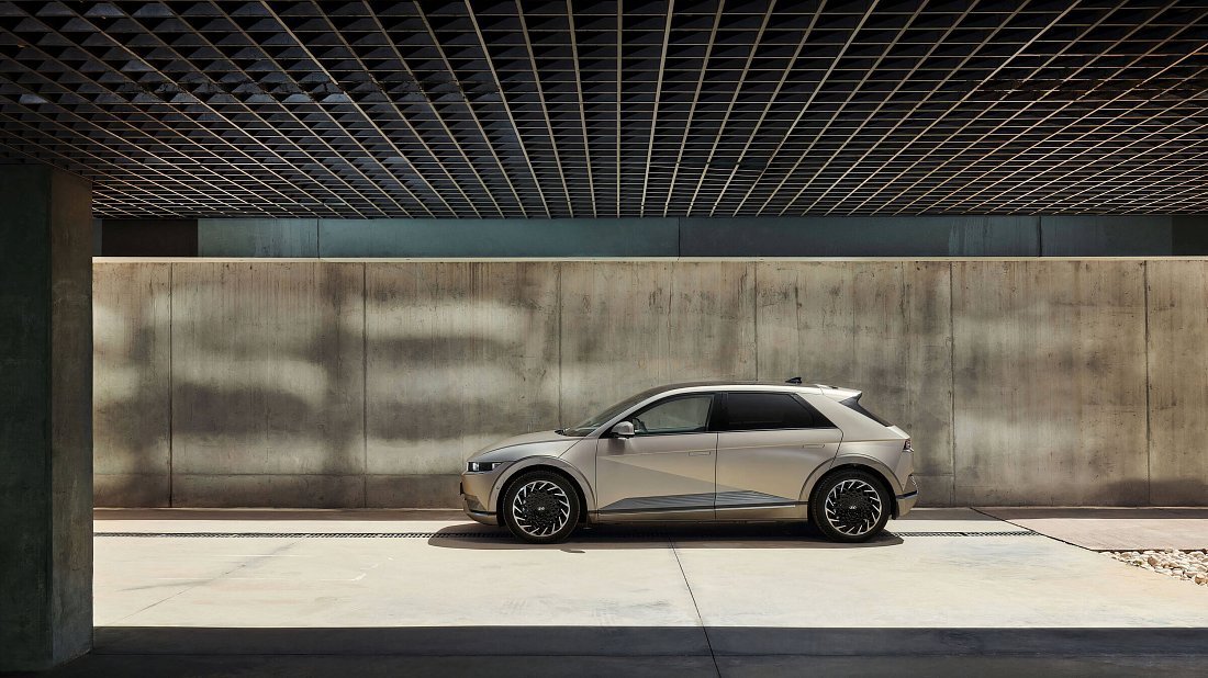 Hyundai Ioniq 5 Standard Range RWD (2021-2024) side profile, silhouette, doors, wheels, exterior