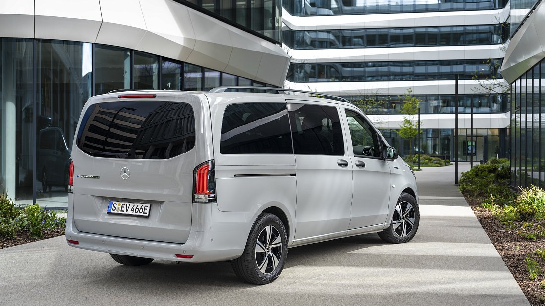 Mercedes eVito Tourer Extra-Long 60 kWh (2024-...) rear quarter, three-quarter view, diagonal, exterior