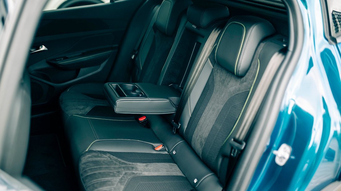 Peugeot e-408 58 kWh (2024-…) rear seats photo, back seats, passenger seats, legroom, headroom, interior