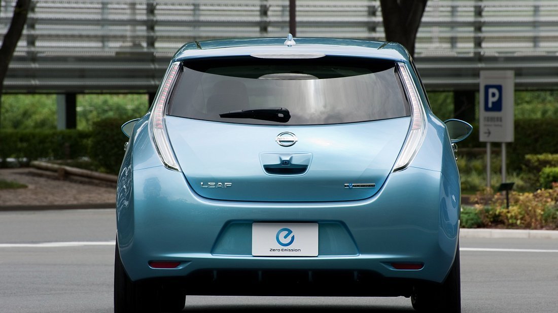 Nissan Leaf 30 kWh (2015-2018) rear view, taillights, trunk, spoiler, badge, bumper, exterior