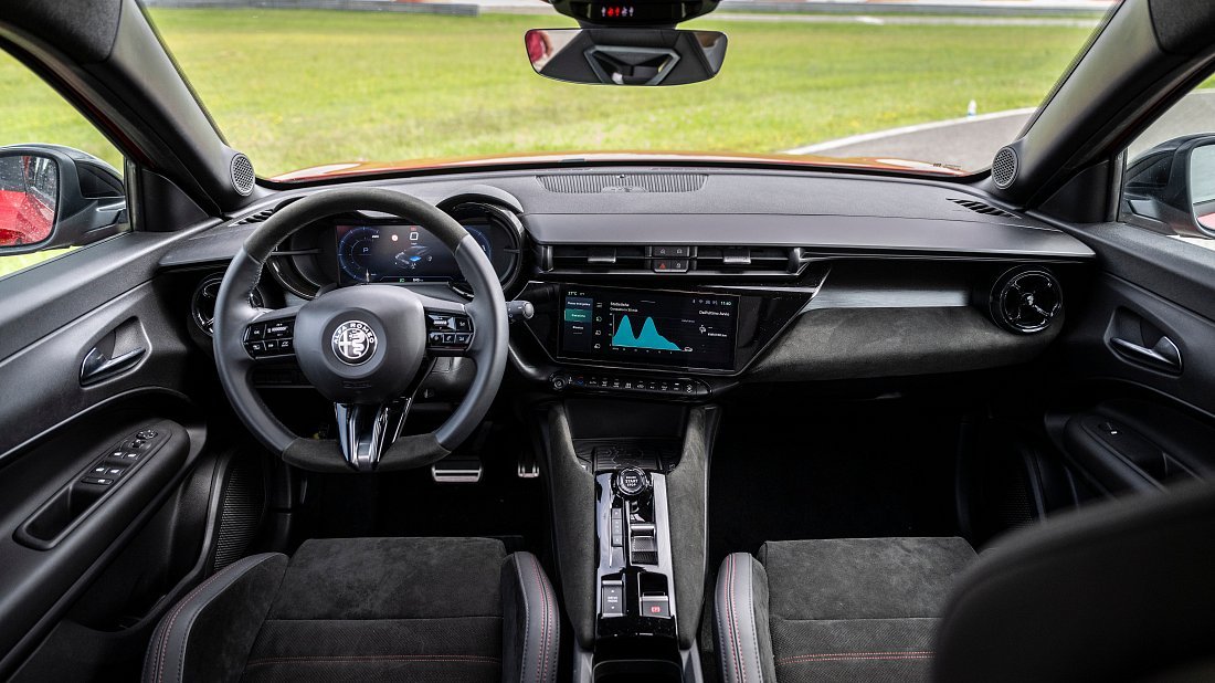 Alfa Romeo Junior Elettrica 54 kWh (2024-...) interior photo, front seat, driver seat, dashboard, steering wheel, infotainment, cockpit
