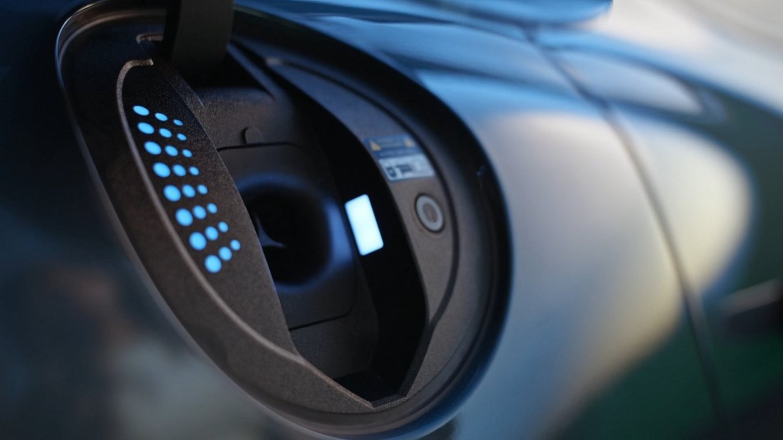 Genesis GV60 Performance AWD (2025-…) charge port USA photo, charging, inlet, plug, connector
