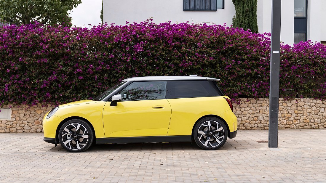 Mini Cooper SE (2023-…) side profile, silhouette, doors, wheels, exterior