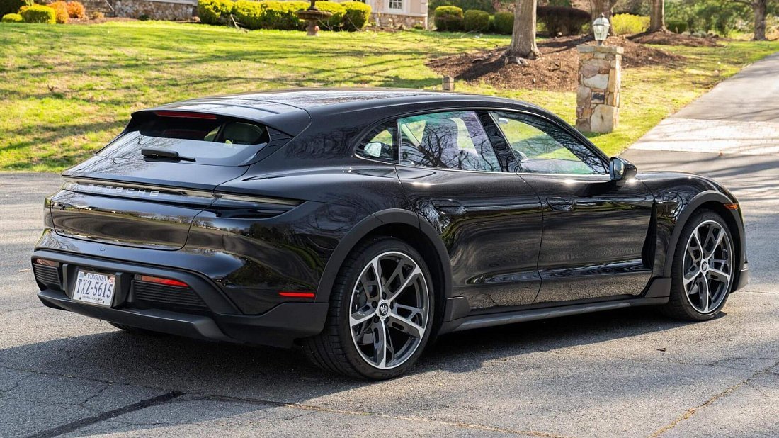 Porsche Taycan Turbo S Cross Turismo (2021-2024) rear quarter photo, three-quarter view, diagonal, exterior