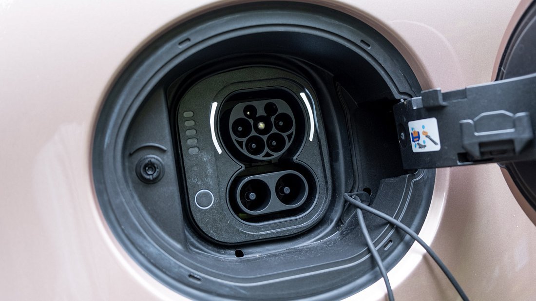 Abarth 600e Scorpionissima (2024-…) charge port Europe, charging, inlet, plug, connector