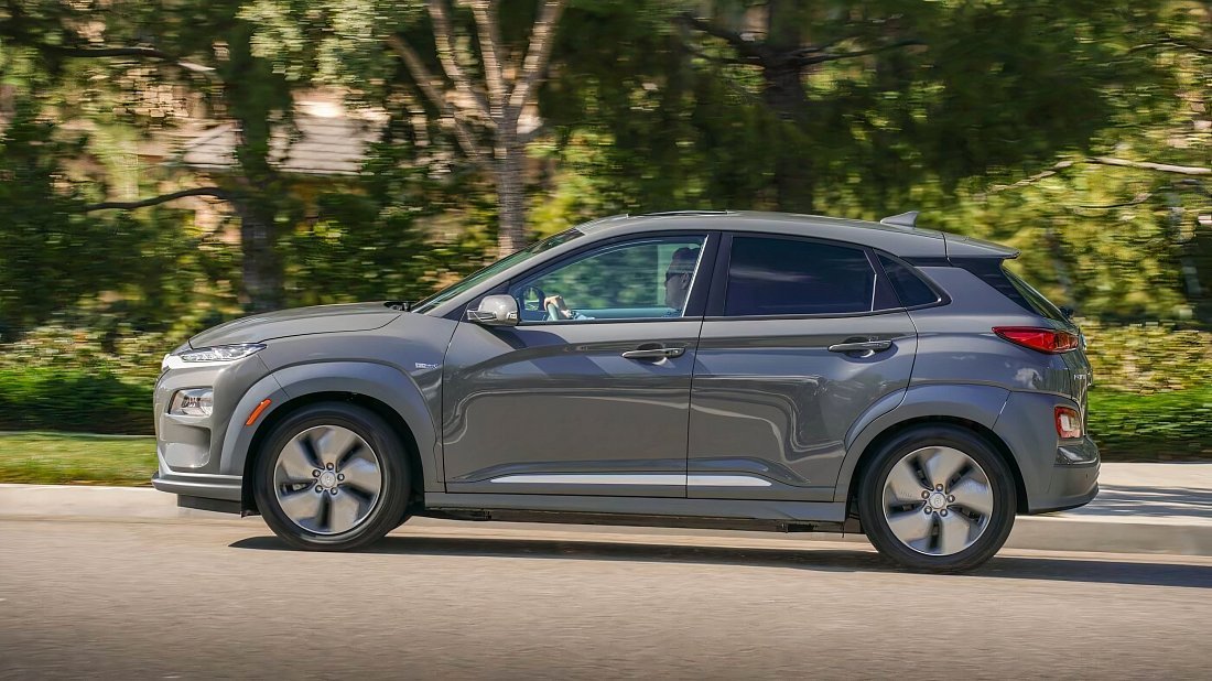 Hyundai Kona Electric Long Range (2021-2023) side profile photo, silhouette, doors, wheels, exterior