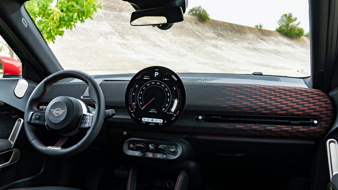 Mini Aceman JCW (2024-…) interior photo, front seat, driver seat, dashboard, steering wheel, infotainment, cockpit