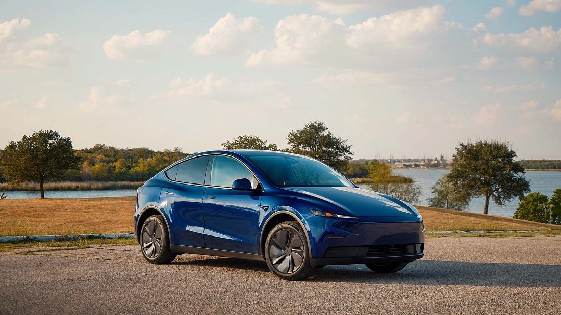 Tesla Model Y Standard RWD (2025-...) front view photo, front quarter, diagonal, exterior