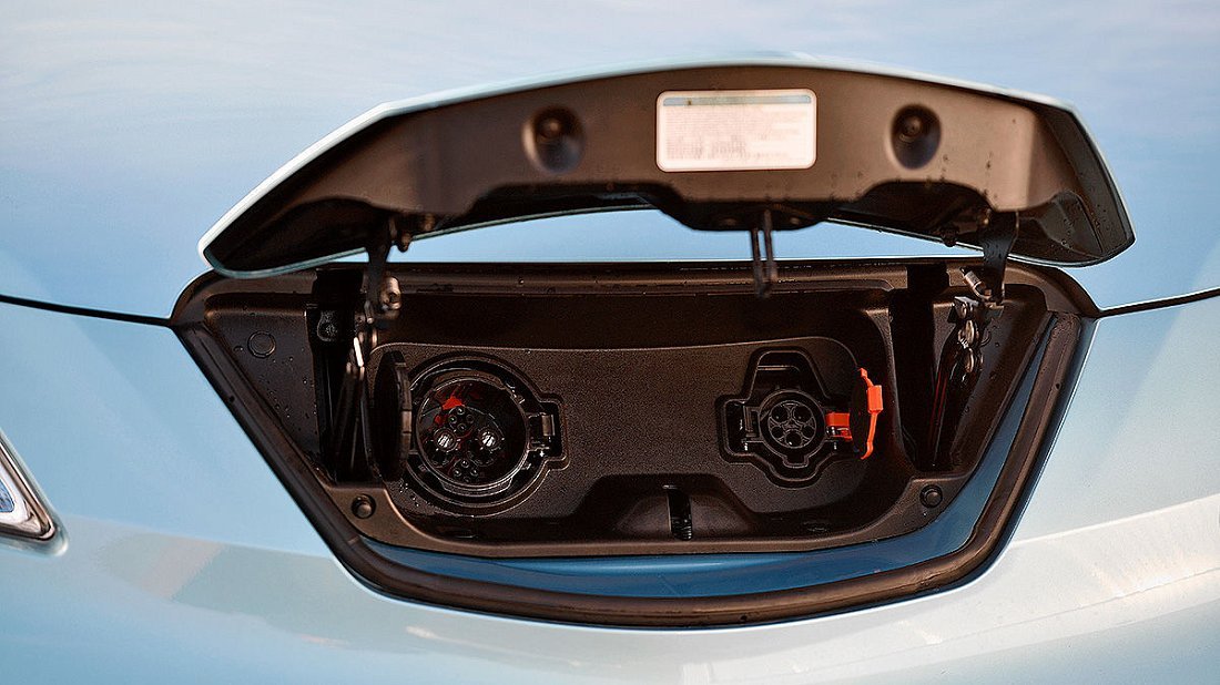 Nissan e-NV200 Evalia 24 kWh (2014-2018) charge port Europe, charging, inlet, plug, connector