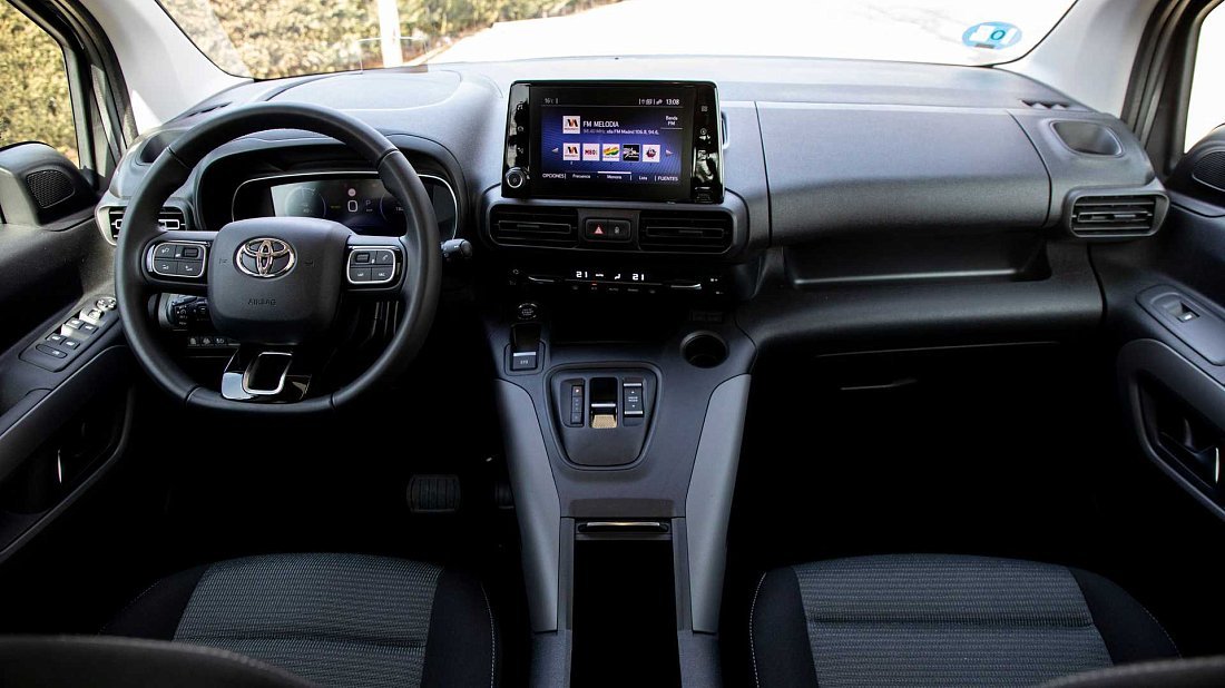 Toyota Proace City Verso Electric L2 50 kWh (2021-2024) interior, front seat, driver seat, dashboard, steering wheel, infotainment, cockpit