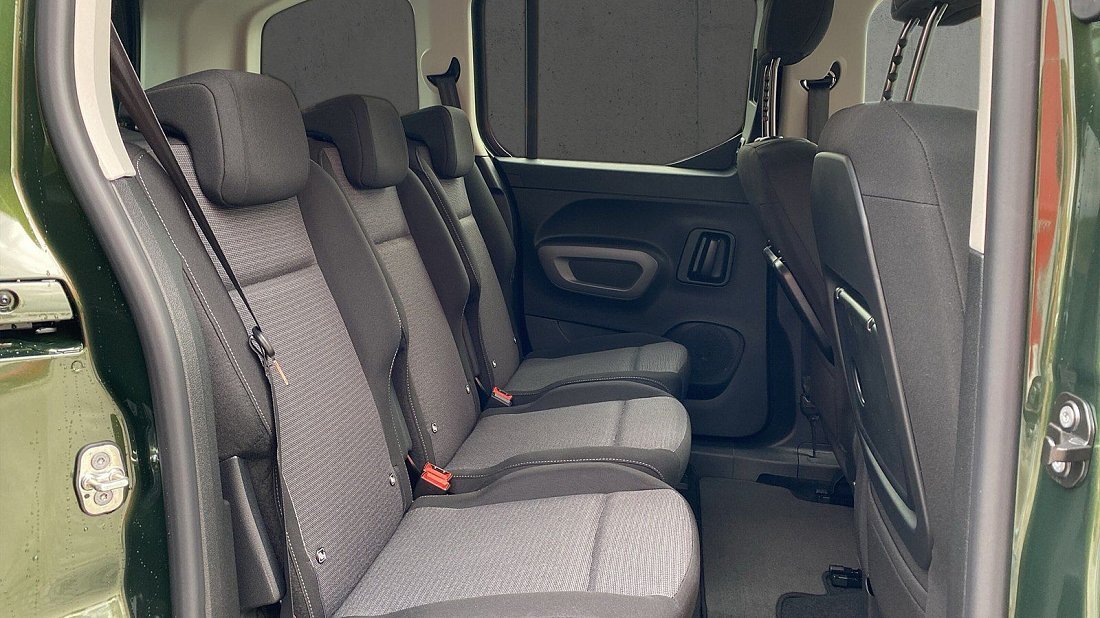 Toyota Proace City Verso Electric L1 50 kWh (2021-2024) rear seats photo, back seats, passenger seats, legroom, headroom, interior