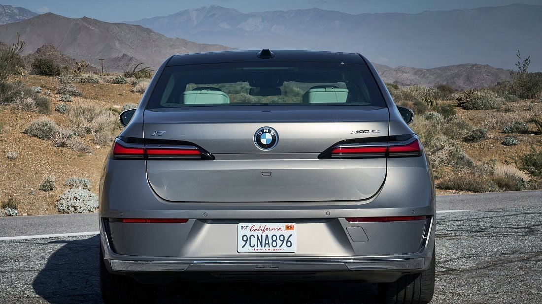 BMW i7 eDrive50 (2023-…) rear view photo, taillights, trunk, spoiler, badge, bumper, exterior