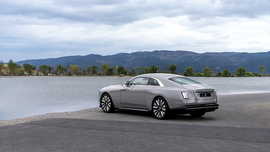Rolls-Royce Spectre (2023-…) rear quarter, three-quarter view, diagonal, exterior