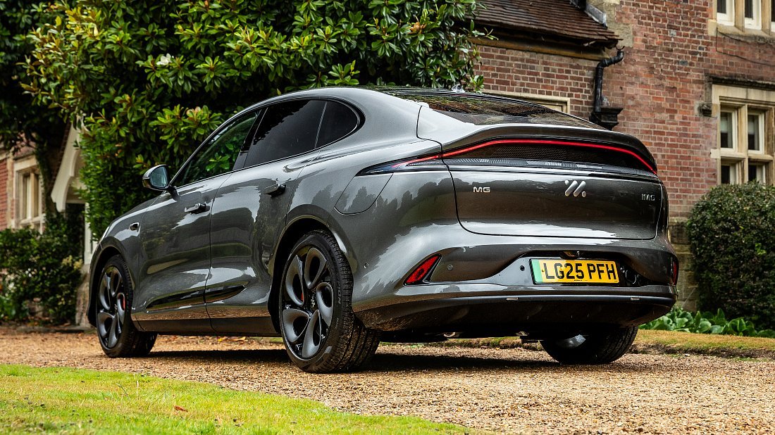 MG IM6 Performance (2025-...) rear quarter photo, three-quarter view, diagonal, exterior