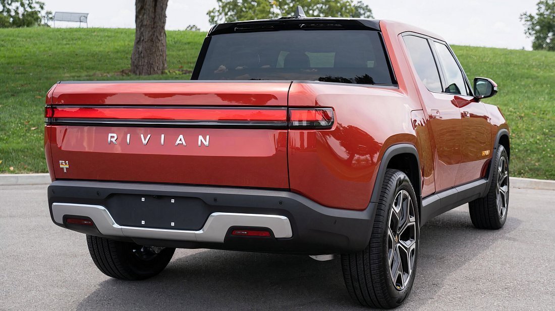 Rivian R1T Quad-Motor AWD Large (2022-…) rear quarter, three-quarter view, diagonal, exterior
