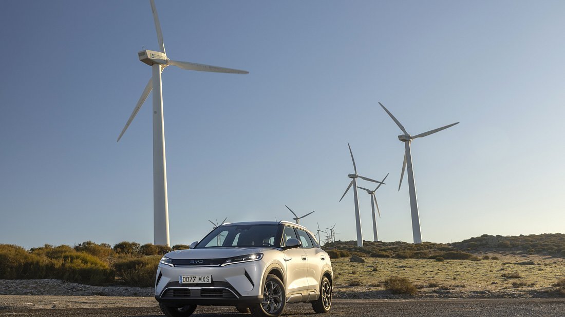 BYD Atto 2 64.8 kWh (2025-…) front view photo, front quarter, diagonal, exterior