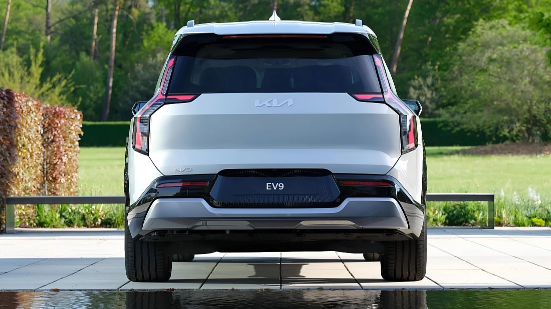 Kia EV9 Long Range AWD (2023-…) rear view photo, taillights, trunk, spoiler, badge, bumper, exterior