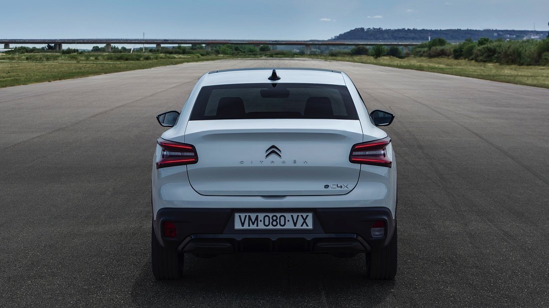 Citroën e-C4 X 54 kWh (2023-2024) rear view, taillights, trunk, spoiler, badge, bumper, exterior