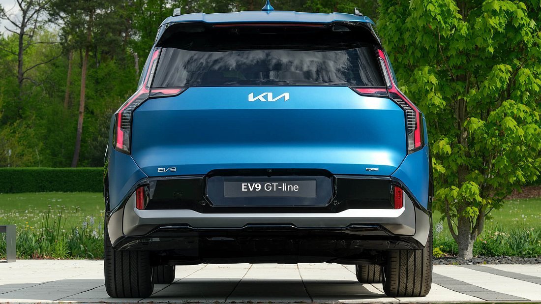 Kia EV9 GT Line AWD (2023-…) rear view photo, taillights, trunk, spoiler, badge, bumper, exterior