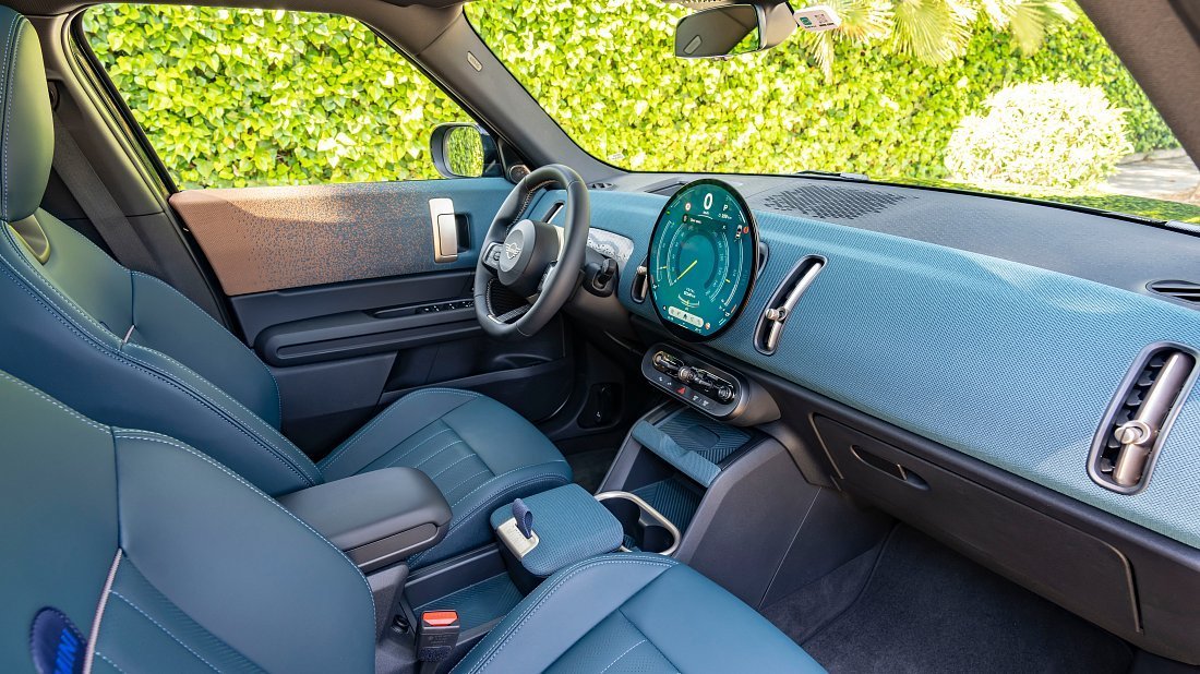 Mini Countryman SE ALL4 (2024-…) interior, front seat, driver seat, dashboard, steering wheel, infotainment, cockpit