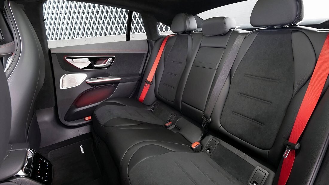 Mercedes EQE 500 4MATIC (2022-…) rear seats, back seats, passenger seats, legroom, headroom, interior