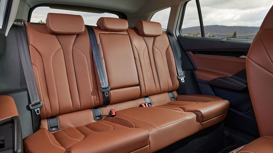 Škoda Enyaq 50 (2024-2025) rear seats, back seats, passenger seats, legroom, headroom, interior