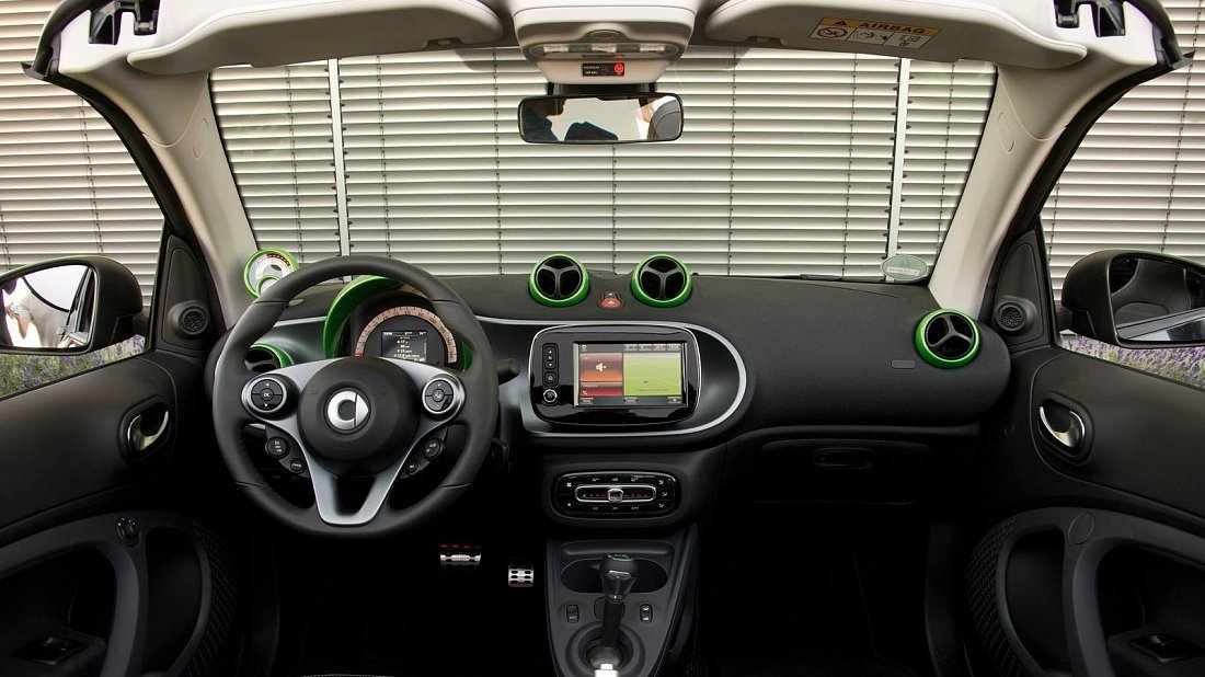 Smart EQ fortwo cabrio (2017-2019) interior, front seat, driver seat, dashboard, steering wheel, infotainment, cockpit
