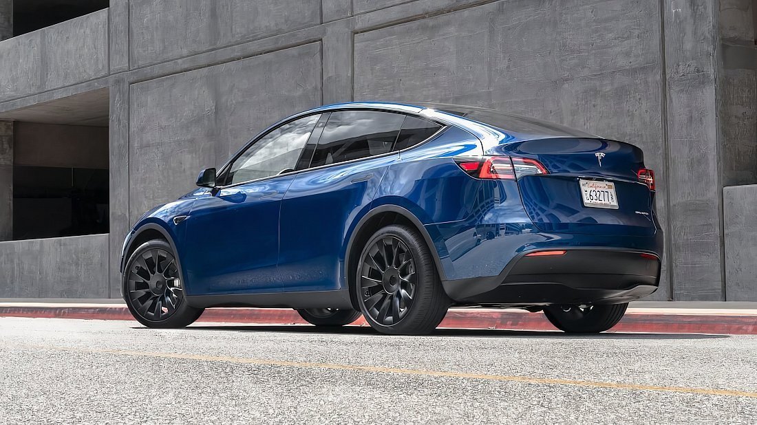 Tesla Model Y Standard Range RWD (2021-2025) rear quarter, three-quarter view, diagonal, exterior