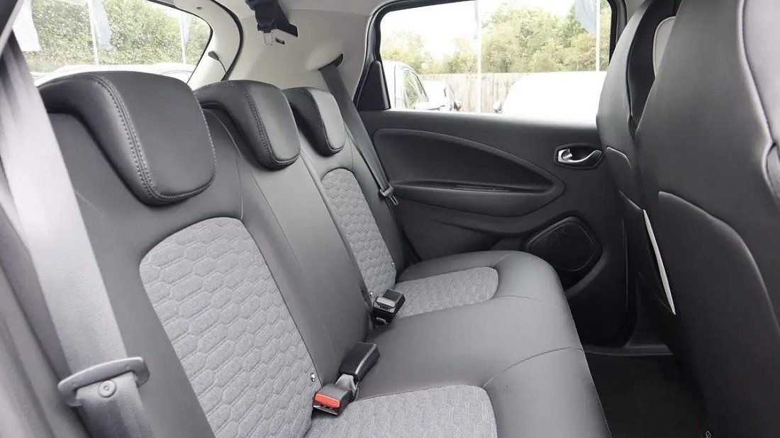 Renault Zoe Z.E. 50 R135 (2019-2024) rear seats, back seats, passenger seats, legroom, headroom, interior