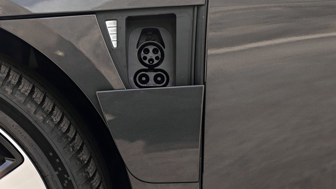 Lucid Air Dream Edition Performance (2021-2022) charge port USA, charging, inlet, plug, connector