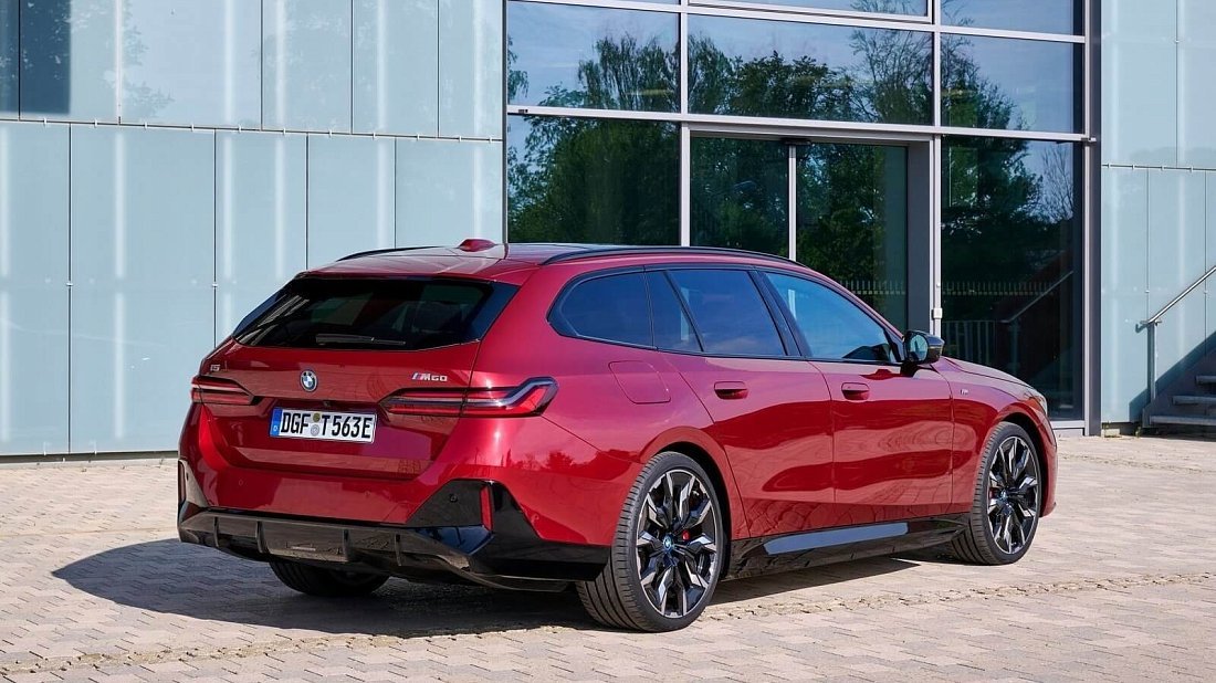 BMW i5 Touring M60 xDrive (2025-…) rear quarter, three-quarter view, diagonal, exterior