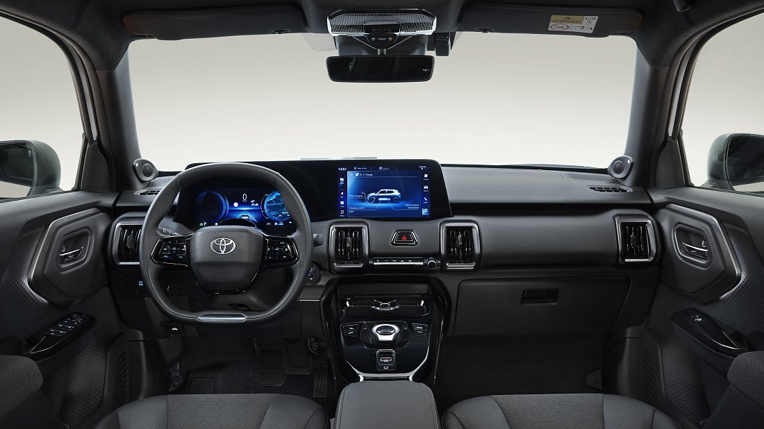 Toyota Urban Cruiser 61 kWh AWD (2025-…) interior, front seat, driver seat, dashboard, steering wheel, infotainment, cockpit