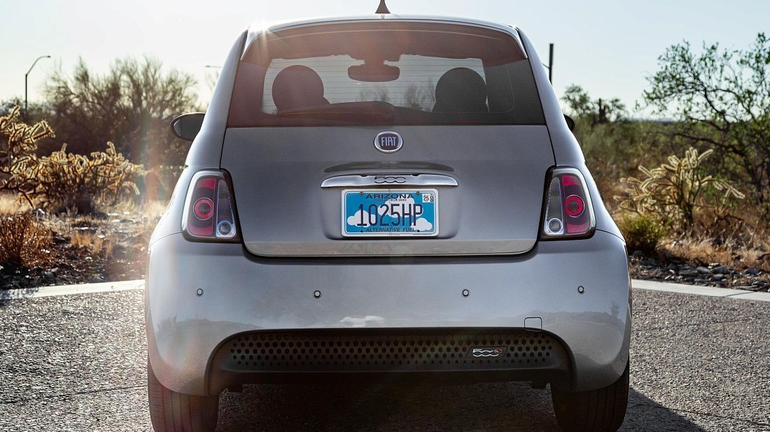 Fiat 500e Hatchback 24 kWh (2013-2019) rear view photo, taillights, trunk, spoiler, badge, bumper, exterior