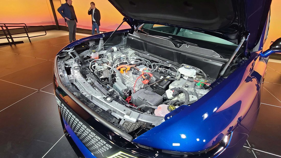Cadillac Vistiq AWD (2025-…) frunk, front trunk, under hood, storage, cargo, capacity, bonus space