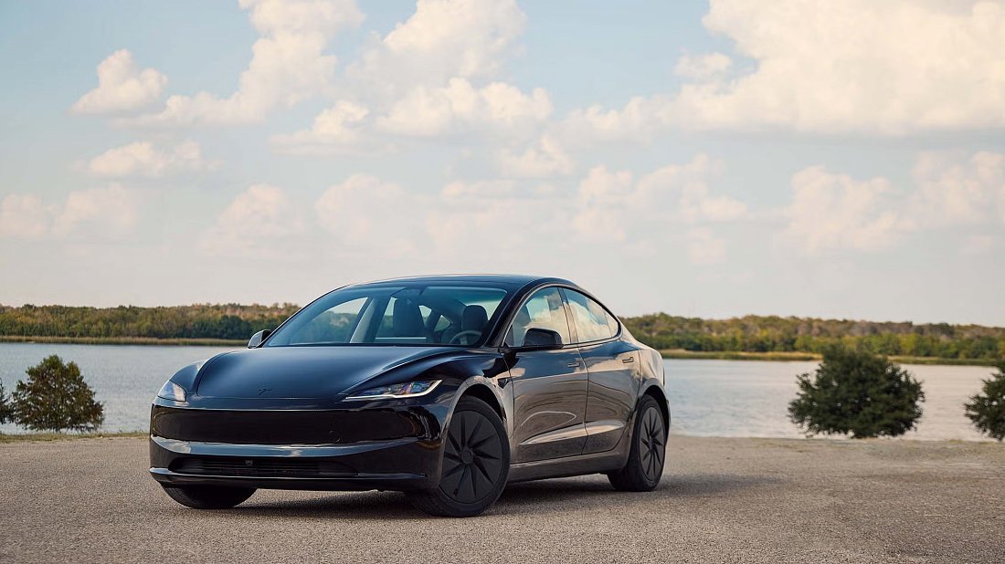 Tesla Model 3 Standard RWD (2025-...) front view photo, front quarter, diagonal, exterior