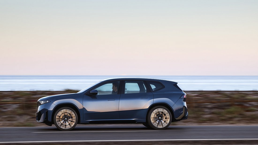 BMW iX3 50 xDrive (2025-…) side profile photo, silhouette, doors, wheels, exterior