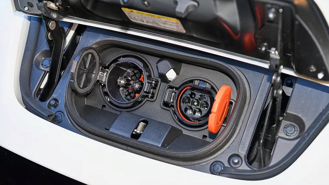 Nissan Leaf 60 kWh (2022-…) charge port Europe, charging, inlet, plug, connector