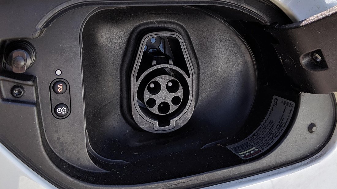 Volkswagen e-Golf 35.8 kWh (2017-2020) charge port USA, charging, inlet, plug, connector