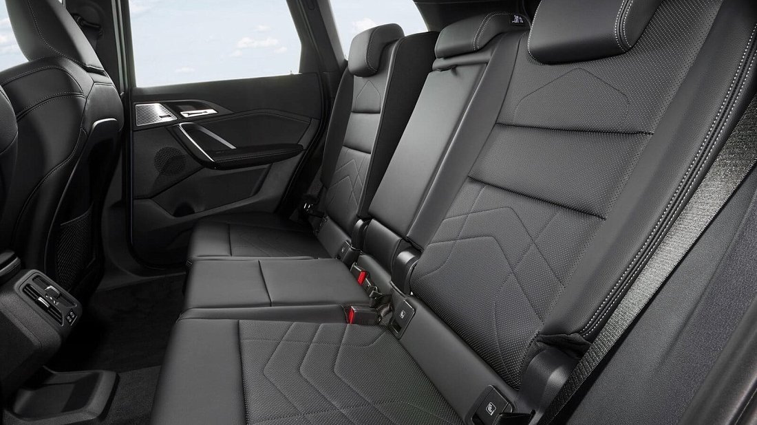 BMW iX1 xDrive30 (2022-…) rear seats photo, back seats, passenger seats, legroom, headroom, interior