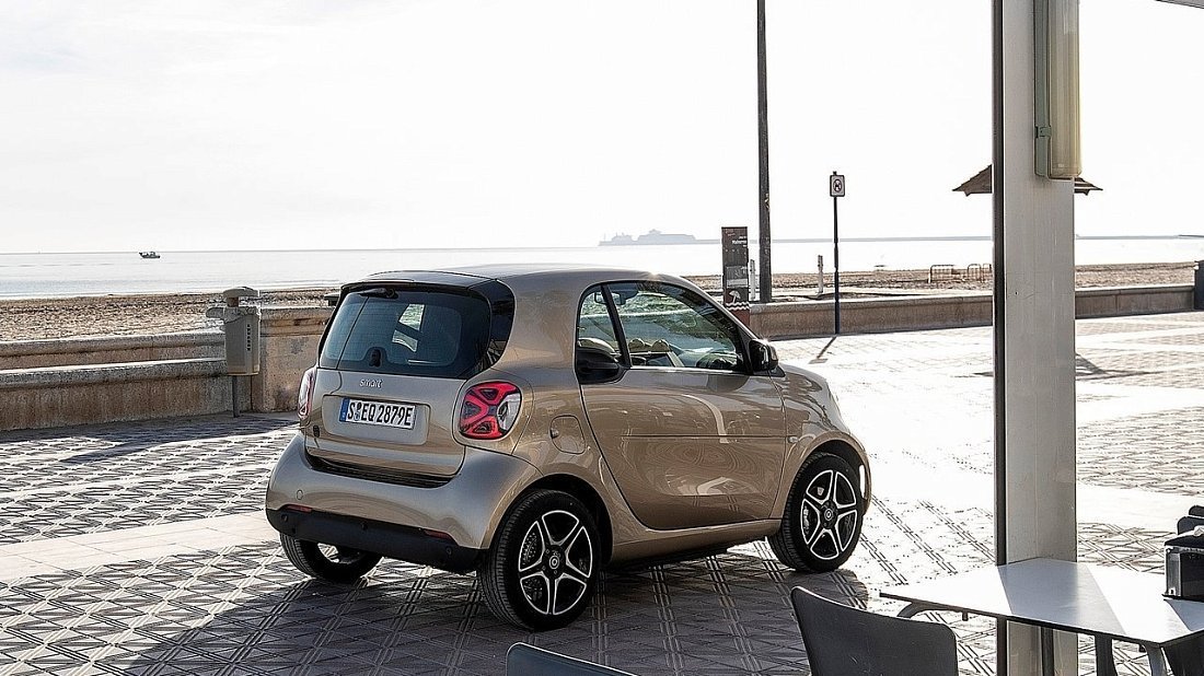 Smart EQ fortwo coupe (2020-2023) rear quarter photo, three-quarter view, diagonal, exterior