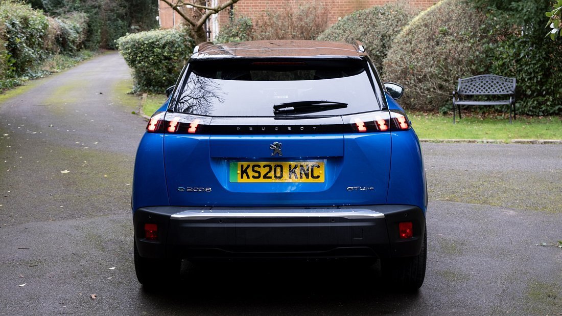 Peugeot e-2008 50 kWh (2020-2021) rear view, taillights, trunk, spoiler, badge, bumper, exterior