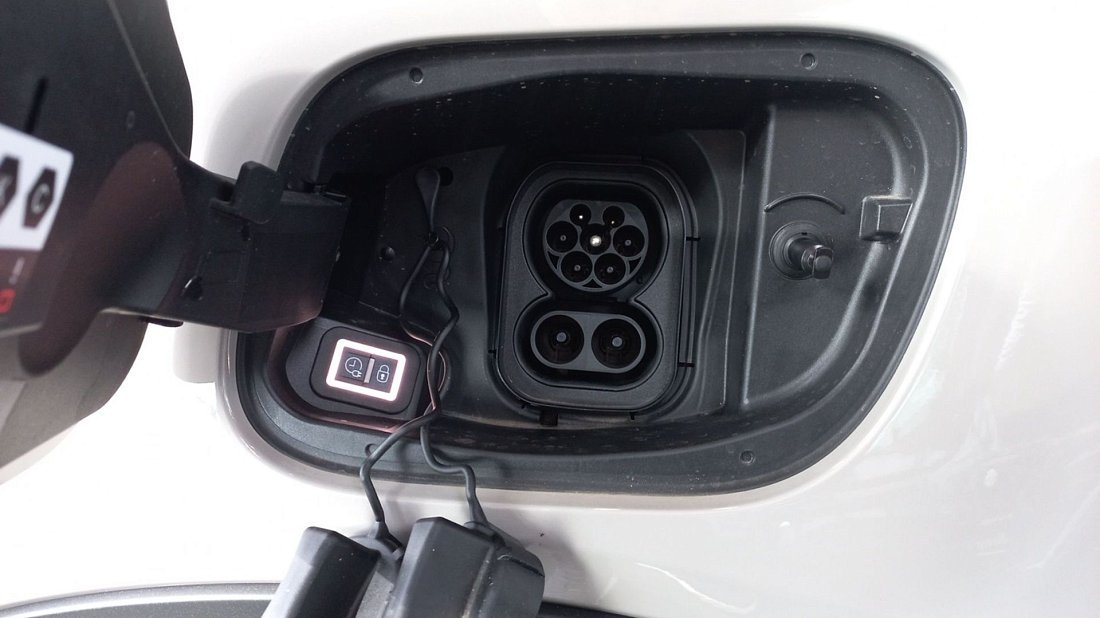 Alfa Romeo Junior Elettrica 54 kWh (2024-...) charge port Europe photo, charging, inlet, plug, connector