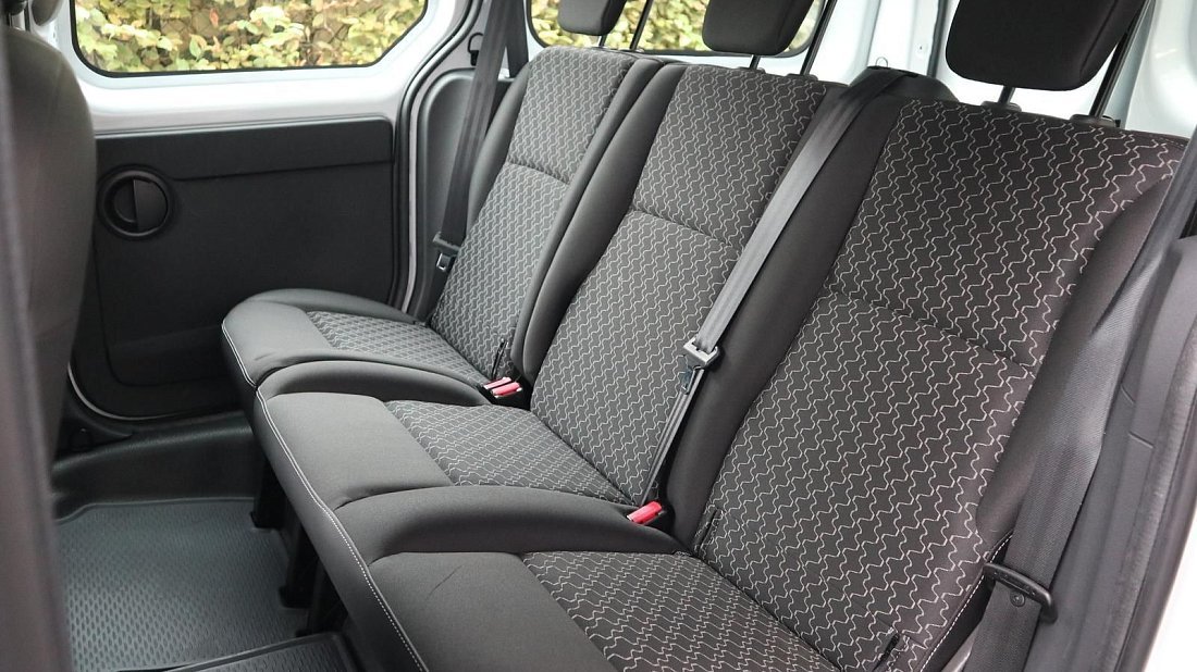 Renault Kangoo Z.E. Maxi (2011-2017) rear seats, back seats, passenger seats, legroom, headroom, interior