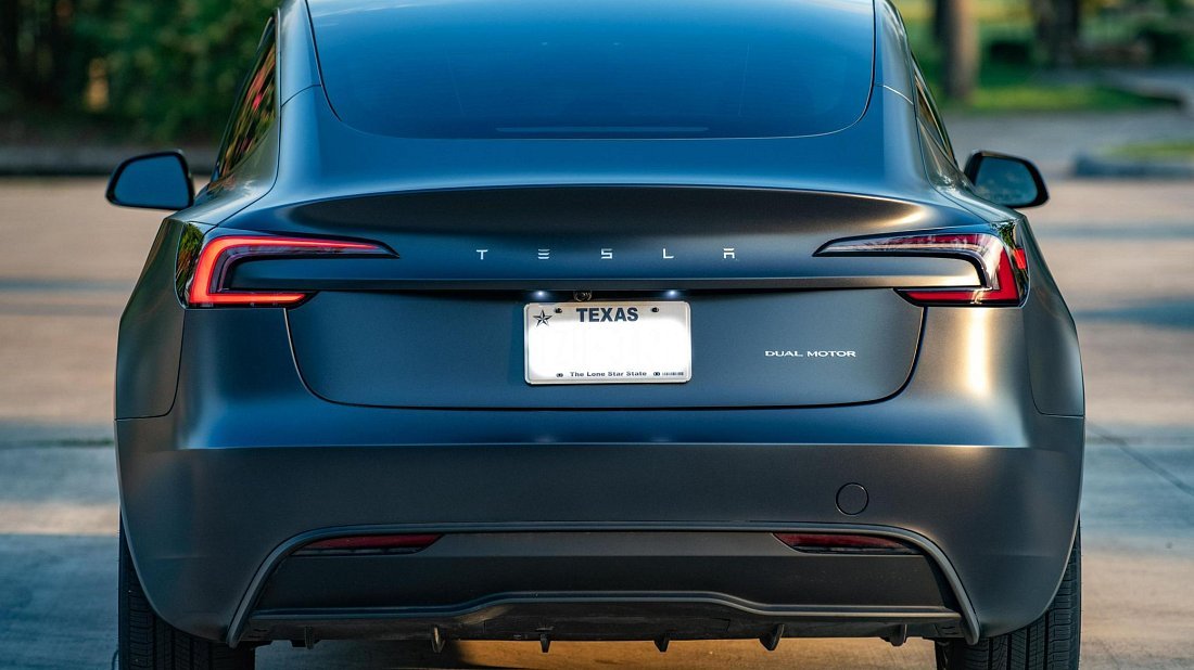 Tesla Model 3 RWD (2023-2025) rear view photo, taillights, trunk, spoiler, badge, bumper, exterior
