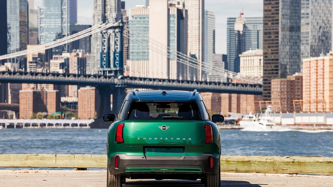 Mini Countryman SE ALL4 (2024-…) rear view, taillights, trunk, spoiler, badge, bumper, exterior