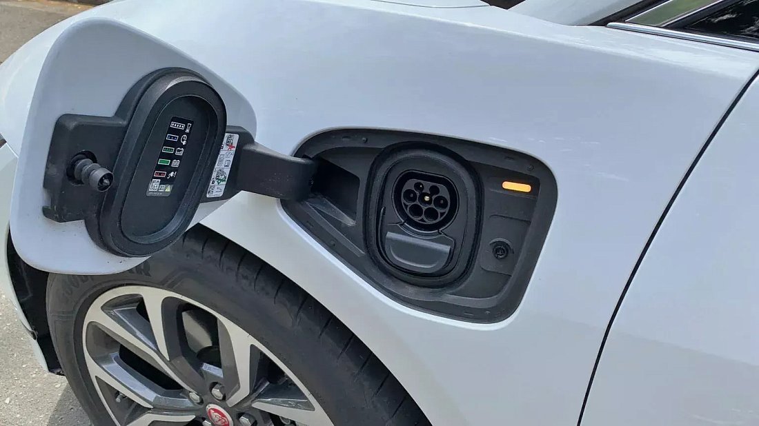 Jaguar I-Pace EV400 (2020-2024) charge port Europe photo, charging, inlet, plug, connector