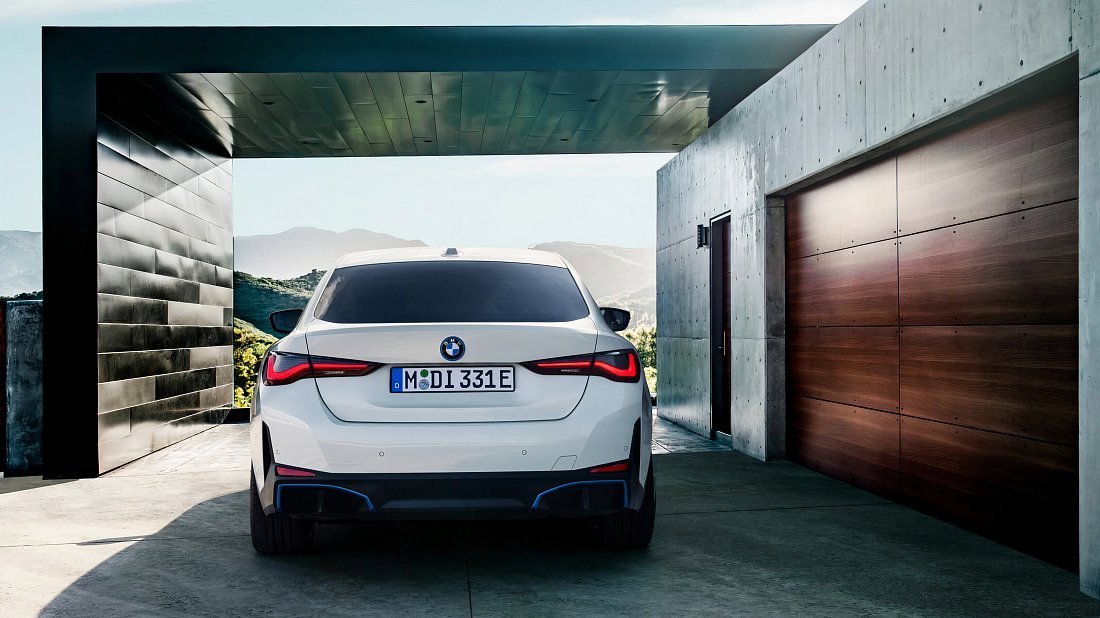 BMW i4 eDrive35 (2022-2024) rear view photo, taillights, trunk, spoiler, badge, bumper, exterior