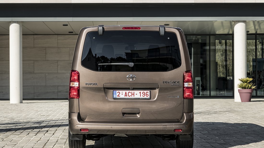 Toyota Proace Verso Electric L 75 kWh (2021-2024) rear view, taillights, trunk, spoiler, badge, bumper, exterior